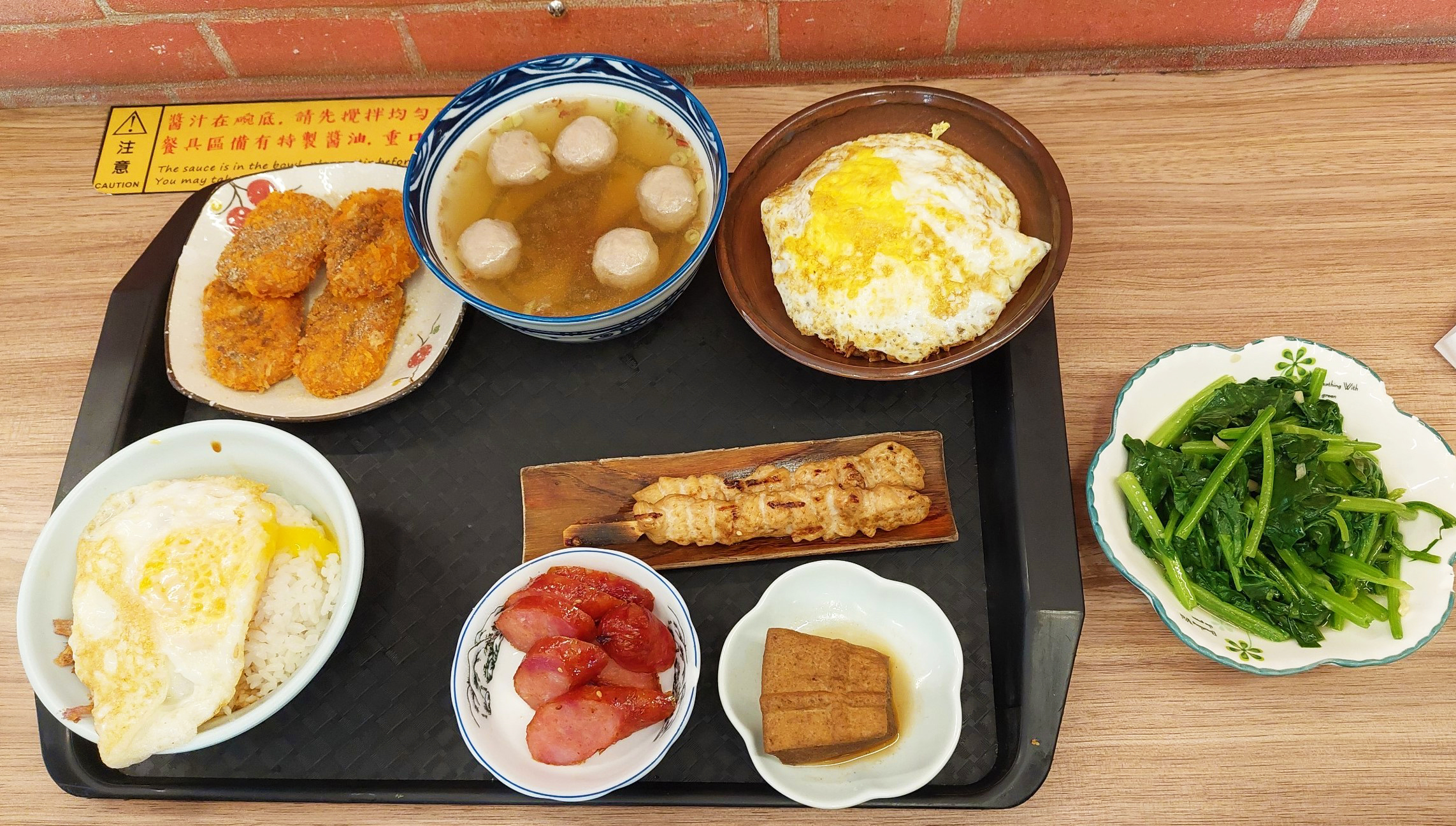 【台南】鼎富發豬油拌飯，巷弄裡的古早味｜荷包蛋豬油拌飯.肉燥飯｜台南人氣小吃店